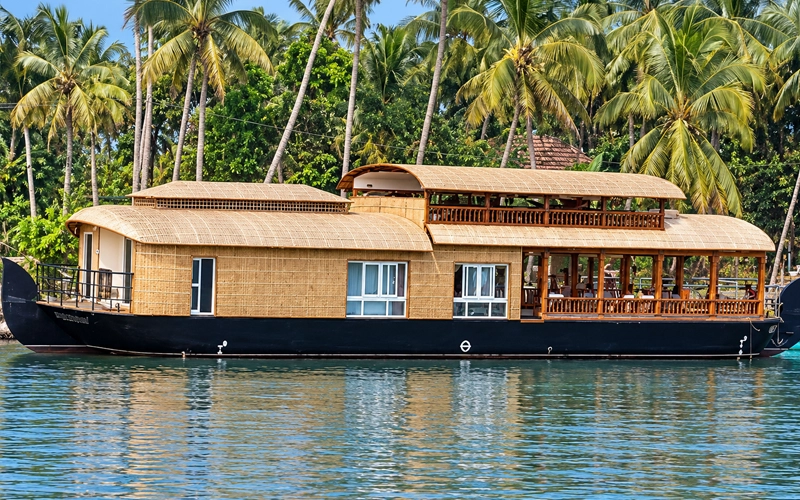 Three bedroom houseboat in Nileshwar for large families and groups